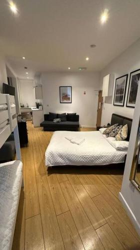 Sleep 6 Piccadilly Grand in London VR5 - Tap to explore photos