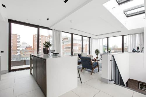 Stunning 3 Bedroom Penthouse Private Terrace AC - Tap to explore photos