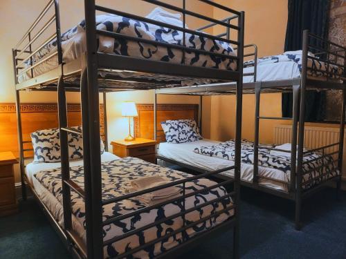 Helen's Hotel near Wembley Room Type - Quadruple Room with Shared Bathroom Helen's Hotel near Wembley Room Type - Quadruple Room with Shared Bathroom