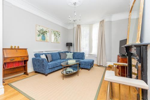 Charming 4 Bed Victorian House in Clapham Old Town - Tap to explore photos