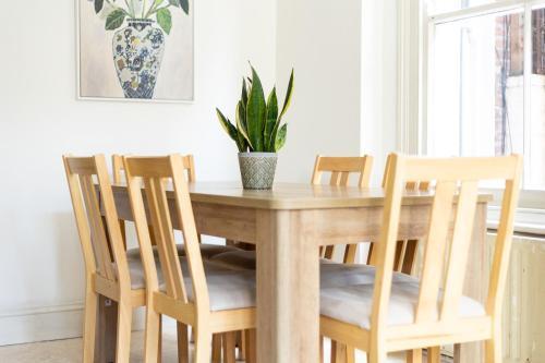 Charming 4 Bed Victorian House in Clapham Old Town - Tap to explore photos