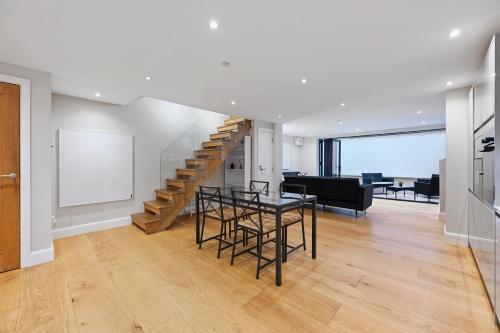 Stunning 2 Bed basement flat in Hammersmith - Tap to explore photos