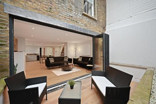 Stunning 2 Bed basement flat in Hammersmith - Tap to explore photos