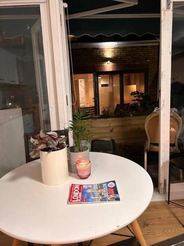 Cosy studio on the Thames - Tap to explore photos