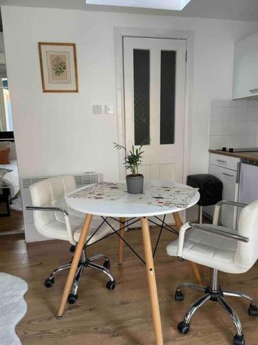 Cosy studio on the Thames - Tap to explore photos