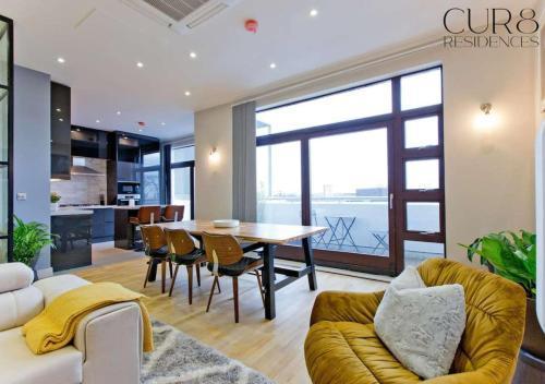 Stylish Penthouse with City Views / balcony AC - Tap to explore photos