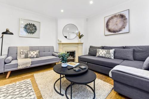 2 Bed House- Piccadilly - Tap to explore photos