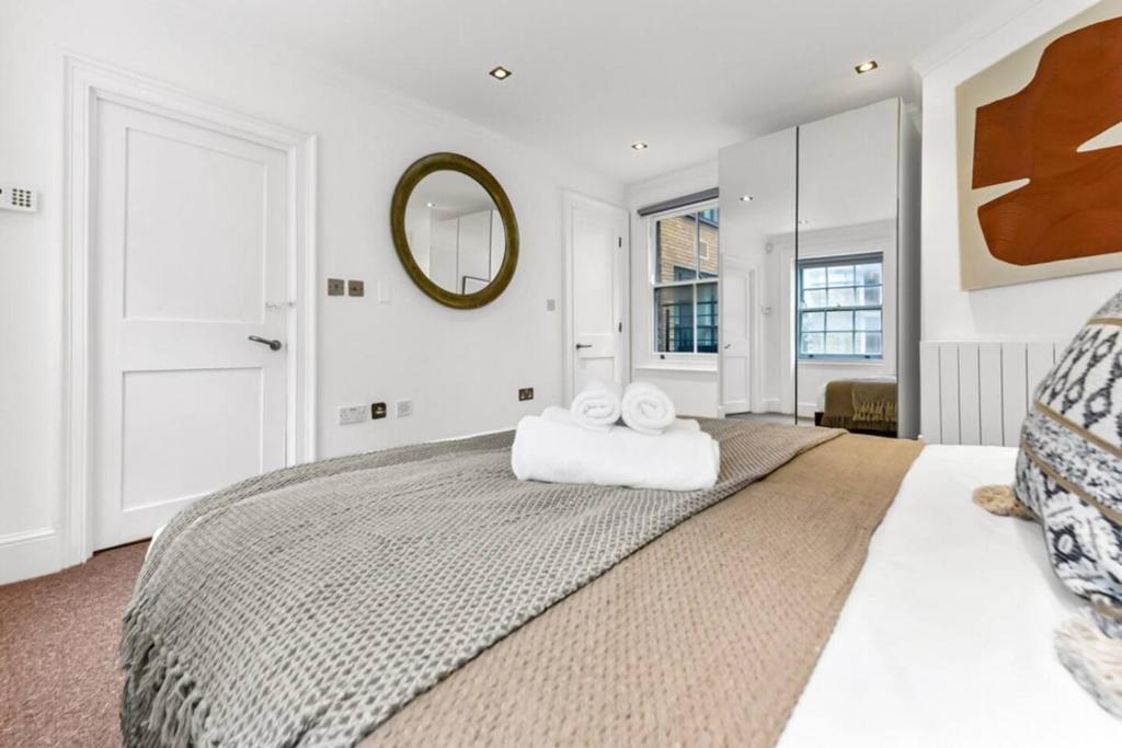 2 Bed House- Piccadilly! - Tap to explore photos