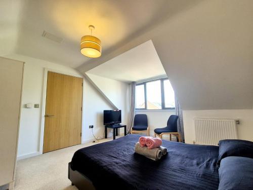 Explore London: 2 Bedroom House in Wood Green - Tap to explore photos