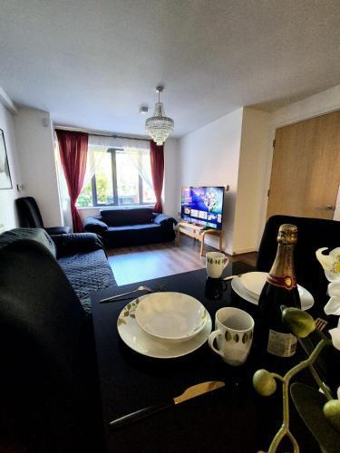 Explore London: 2 Bedroom House in Wood Green - Tap to explore photos