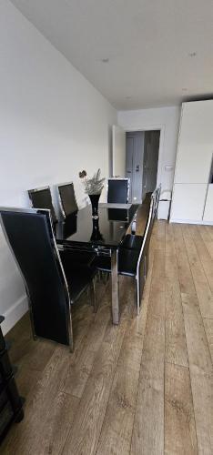 A spacious Double Room in Bromley-by-Bow - Tap to explore photos