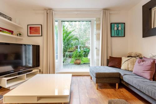Charming 2-Bed Garden Flat - Tap to explore photos