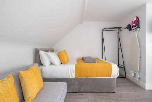 Cosy 4th Floor studio apartment in Brick Lane - Tap to explore photos