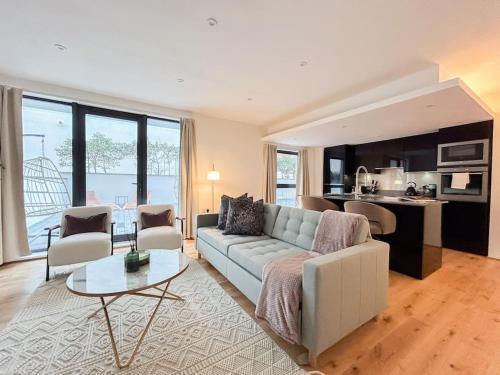 Stylish 2 bed apartment with large terrace - Tap to explore photos