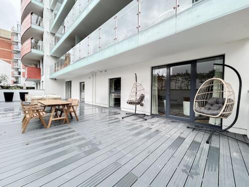 Stylish 2 bed apartment with large terrace - Tap to explore photos