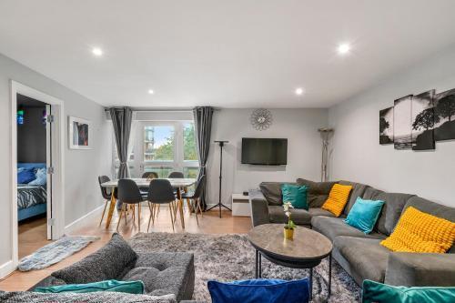 Impeccable Three Bed with Private Terrace - Tap to explore photos