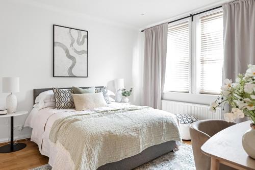 Stylish 2 Bed 2 Bath - Private Garden - Tap to explore photos