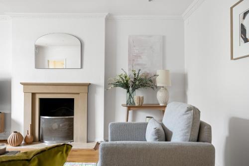Stylish 2 Bed 2 Bath - Private Garden - Tap to explore photos