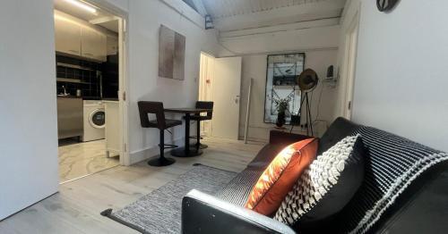 Nifty 2 bedroom flat in Goswell Rd - Tap to explore photos