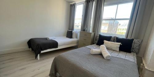 Nifty 2 bedroom flat in Goswell Rd - Tap to explore photos