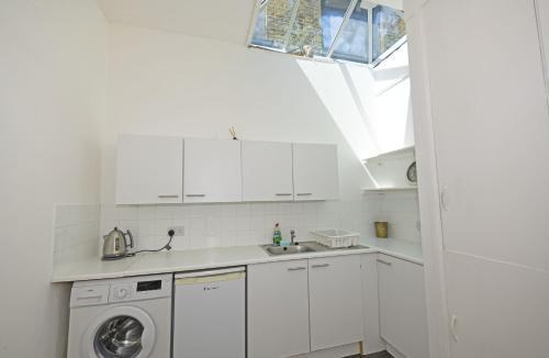 Cosy Two Bedroom Flat , 2 minutes by Clapham Junction Station - Tap to explore photos