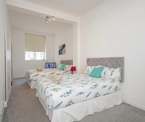 Cosy Two Bedroom Flat , 2 minutes by Clapham Junction Station - Tap to explore photos