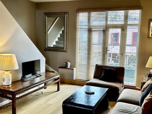 Luxury 2 bed flat Kings Road, Fulham - Tap to explore photos