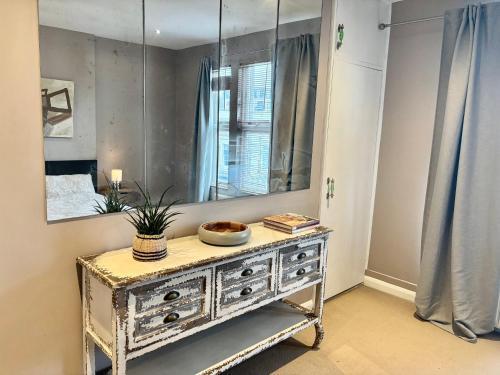 Luxury 2 bed flat Kings Road, Fulham - Tap to explore photos