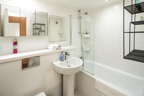 Cozy 1 bedroom / Gloucester Road / Kensington - Tap to explore photos