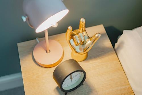Charming LDN apt with free parking - Tap to explore photos