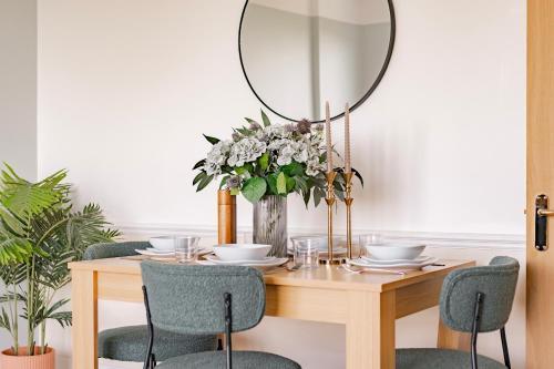 Charming LDN apt with free parking - Tap to explore photos