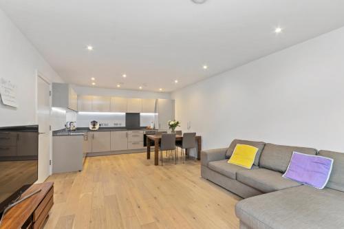 Beautiful large 3 bed 2 bath flat in Stratford - Tap to explore photos