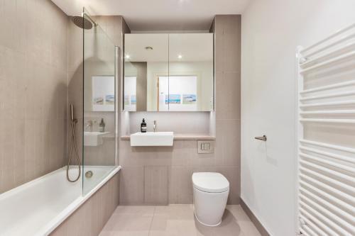 Beautiful large 3 bed 2 bath flat in Stratford - Tap to explore photos