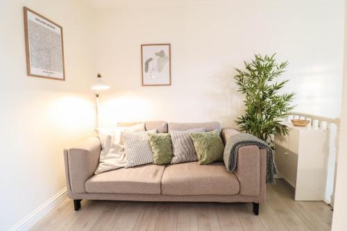 Stunning 2 bed flat right by OVAL STATION! - Tap to explore photos