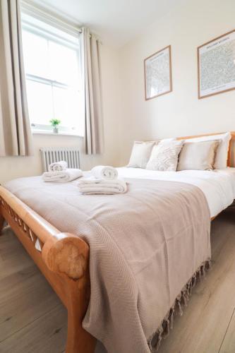 Stunning 2 bed flat right by OVAL STATION! - Tap to explore photos