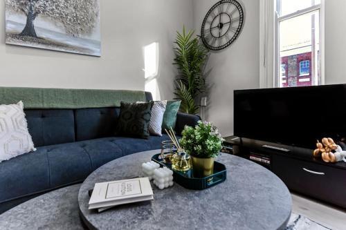 Cozy Battersea apartment Sleep 5 Easy Access to Central London - Tap to explore photos