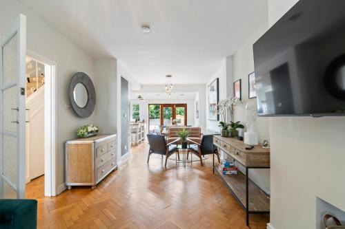 Entire House in Wimbledon - Tap to explore photos
