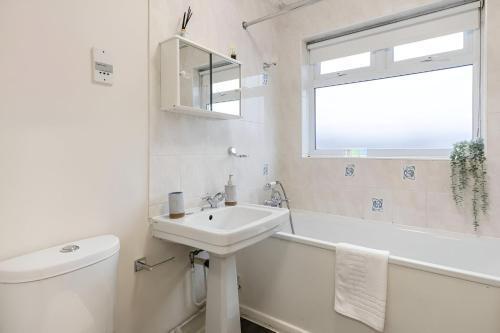 Charming 1-BR Flat in Prime North London Location - Tap to explore photos