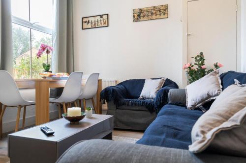 Modern 3 bedroom apartment in Wimbeldon Park - Tap to explore photos