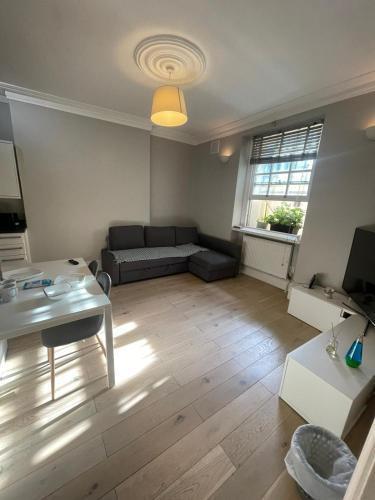 Hyde Park Haven by Urban Retreats - Tap to explore photos