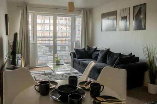 Stylish London apartment - Tap to explore photos