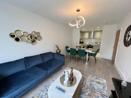 C7505, Spacious 3 bedroom flat in Wembley - Tap to explore photos