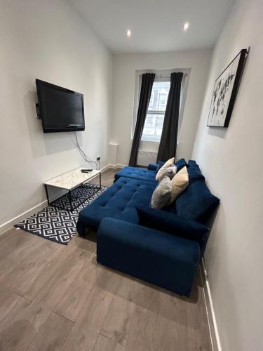 Central locations 1 bed apartments sleeps 4 - Tap to explore photos
