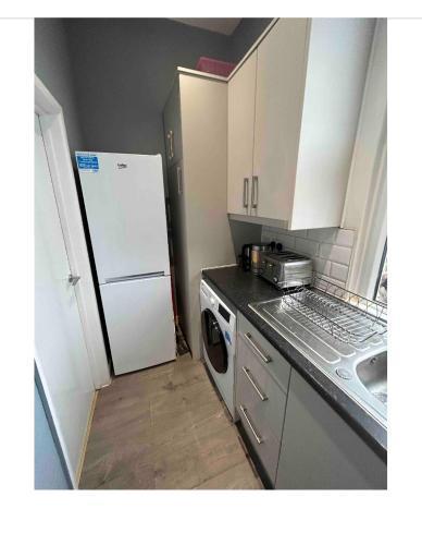Central locations 1 bed apartments sleeps 4 - Tap to explore photos