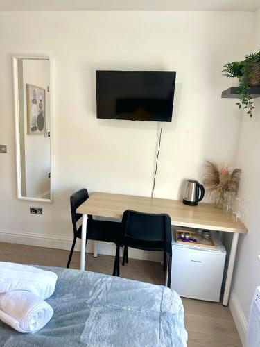 Cosy En-Suite Room in Stratford - Tap to explore photos