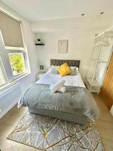 Cosy En-Suite Room in Stratford - Tap to explore photos