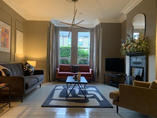 Stylish London Family Home - Tap to explore photos