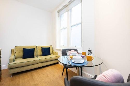 Stylish Studio in Leicester Square - Tap to explore photos