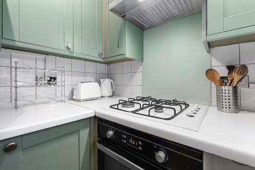 Brand New 3 Bedroom flat in Central London - Tap to explore photos