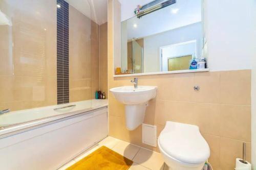 Charming 2 Bed flat near Greenwich - Tap to explore photos